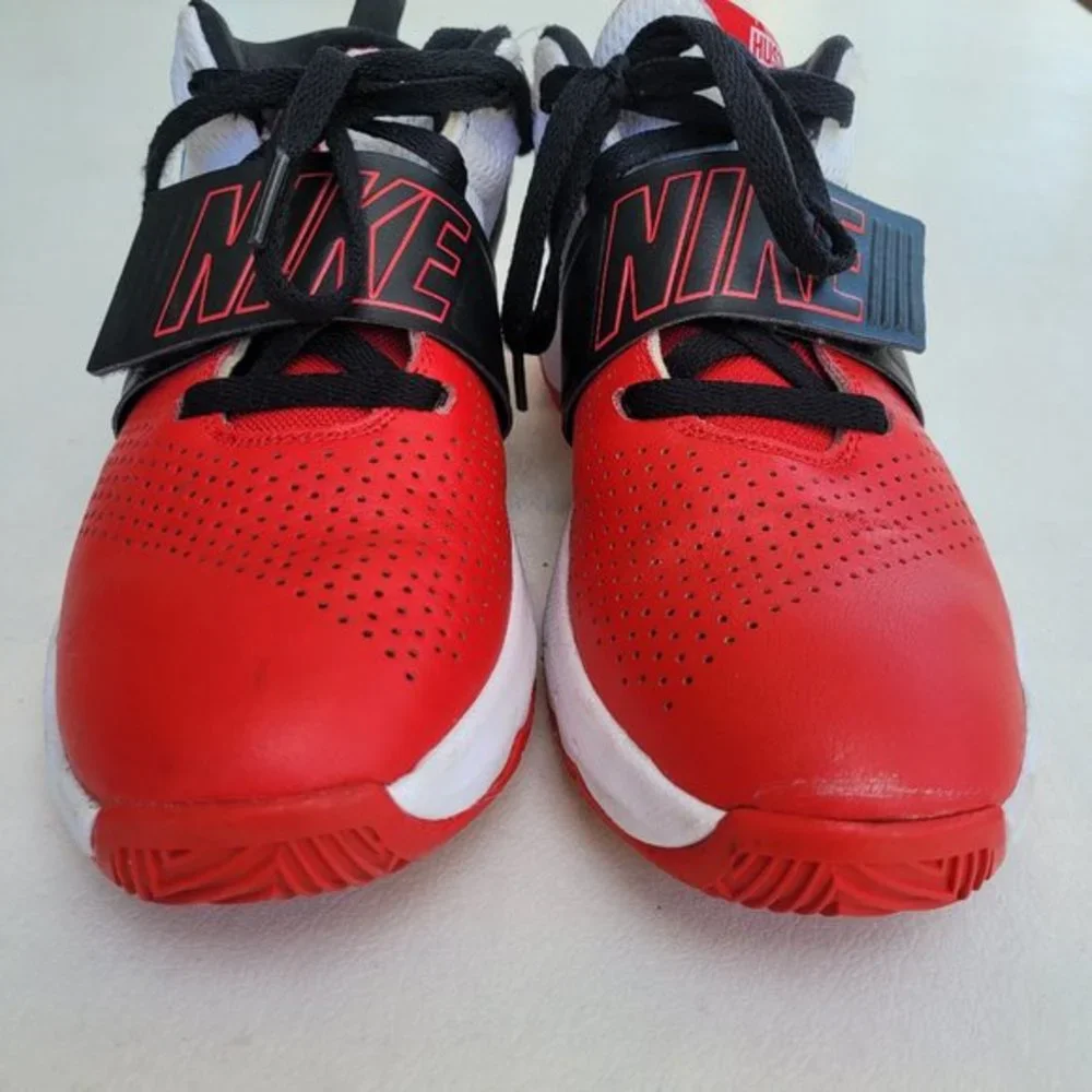 Nike Unisex-Child Team Hustle Basketball Sneakers Size 7Y